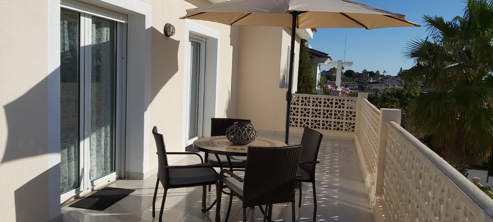 Terras buiten de villa